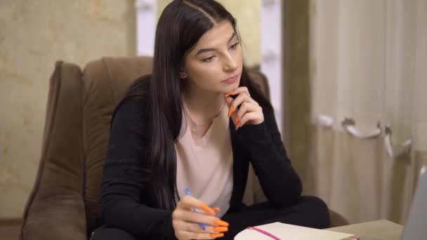 Молодая женщина дистанционно, учится онлайн на дому, фрилансер, семинарист — стоковое видео