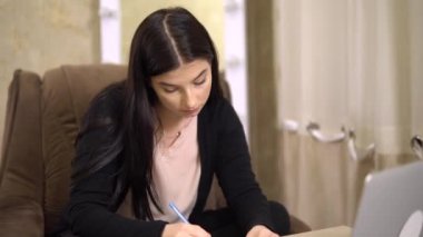 İnternette yazı yazan öğrenci kız internet öğretmeni serbest öğrenim görüyor, çalışıyor
