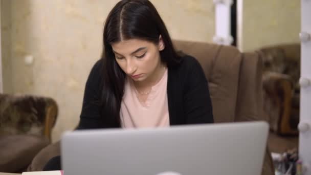 Étudiant fille en ligne notes d'étude, fille concentrée, pigiste, professeur d'Internet — Video