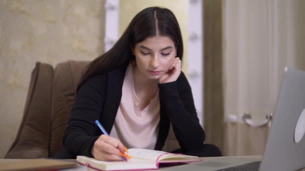 Estudiante chica haciendo nota diploma en línea estudiar auto educación internet profesor — Vídeos de Stock