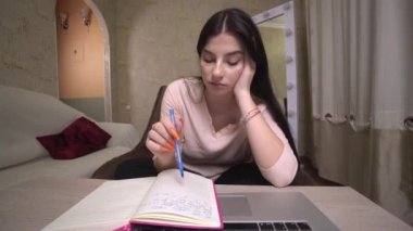 Sıkıcı öğrenci kız çevrimiçi konferans dinleyen yorgun kız. Çevrimiçi sınıf, çalışma