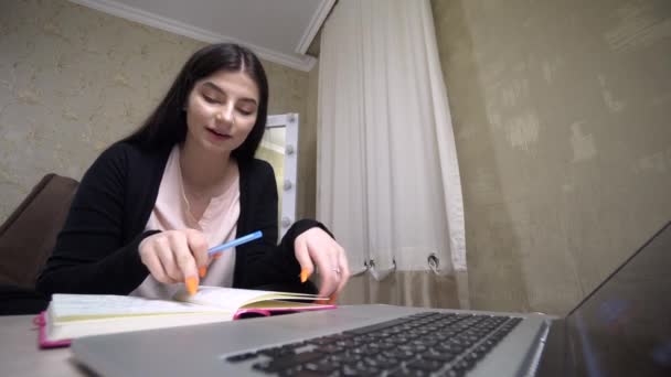 Chica feliz estudiante estudio en línea profesor aprender hablar el idioma mirando el ordenador portátil — Vídeos de Stock