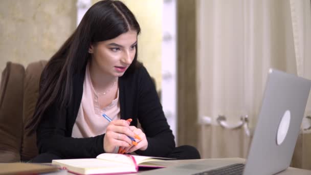 Studentessa che studia con l'insegnante di internet, lezione online, imparare le lingue — Video Stock