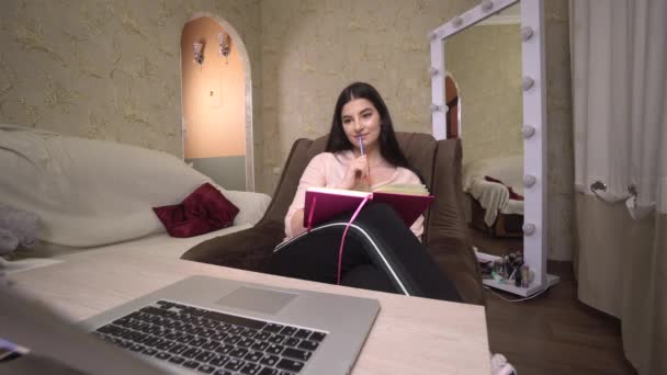 Mädchen video call bildung online notizen, internet lehrer, interview — Stockvideo