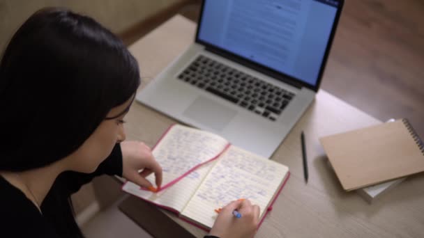 Estudiante con computadora portátil haciendo notas en línea estudio, educación, lecciones, freelance — Vídeo de stock
