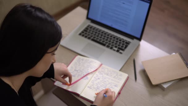 Étudiant avec ordinateur portable prenant des notes en ligne étudier, éducation, leçons, freelance — Video