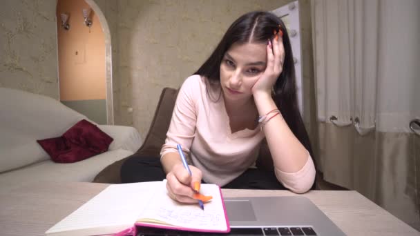 Nuda Student Poslouchání online Přednáška Unavená, vyčerpaná a přepracovaná dívka. — Stock video