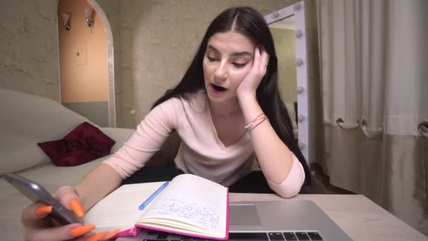 Menina entediada usando celular na aula on-line, estudar on-line, educação a distância — Vídeo de Stock