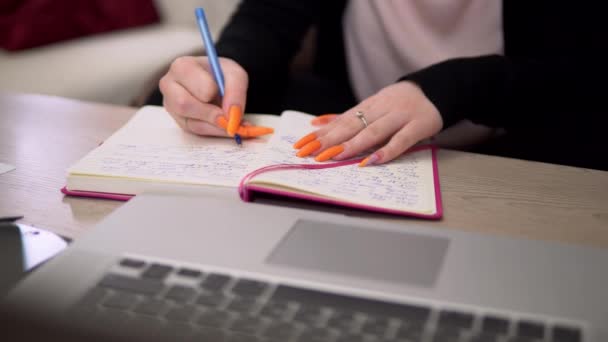 Étudiant prenant des notes, se préparer à la leçon, auto-éducation en ligne étude à distance — Video