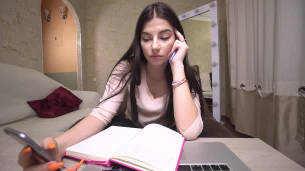 Estudiante usando Smartphone Durante la clase de conferencia en línea — Vídeos de Stock