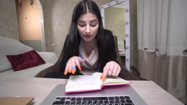 Μαθήτρια διαβάζει την εργασία της online δάσκαλος εξ αποστάσεως εκπαίδευση video call friend — Αρχείο Βίντεο
