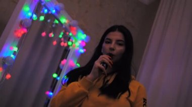 Sigara içen, e-sigara içen, dumanlı, ağır çekimde sigara içen kız.