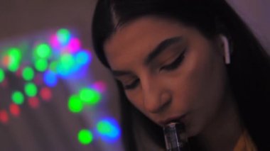 Dumanı tüten güzel bir kız. Sigara içen bir kız. Yavaş çekimde.