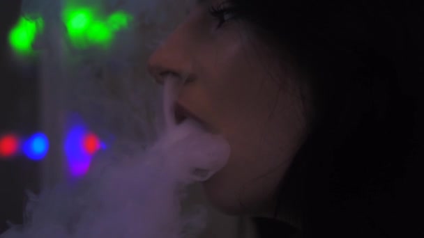 Girl smoking vape, inhaling an e-cigarette, vape smoke, slow motion close up — Stock Video