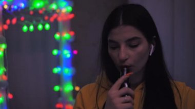 Sigara içen kız, sigara içen genç kız, e-sigara, buhar soluyan alet..