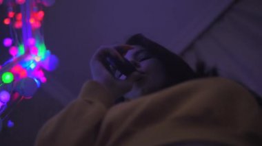 Kız tavlama, kameraya bakma, sigara içen kız, e-sigara, gece konsepti.