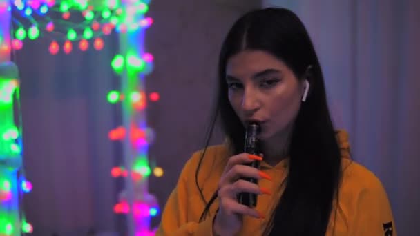 Vaping fille regardant la caméra et la fumée vaporiser dispositif e-cigarette fumer gros plan — Video