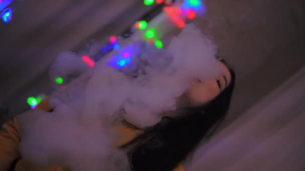 Chica fumar vapor mirando a la cámara, fumando adolescente, scroll, vertikal video — Vídeo de stock