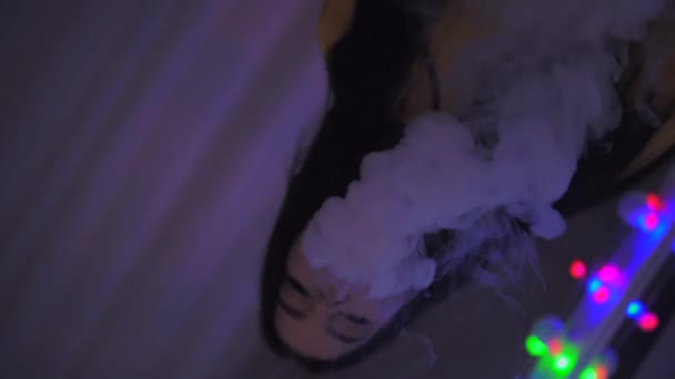 Schönheit Mädchen dampft und schaut in die Kamera, blättern, Nahaufnahme, Zoom, rauchender Vape — Stockvideo