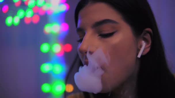Buharlı kız, tüttüren genç kız, elektonik sigara, yakın çekim, sigara — Stok video