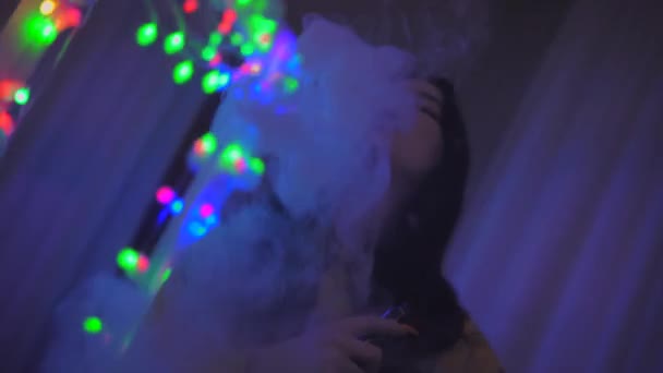 煙を上げる少女の喫煙装置、蒸気、電子タバコ、閉じる、スクロール、垂直ビデオ — ストック動画