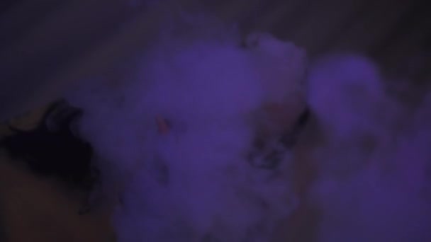 Vaping fille dans le miroir, fumer e-cigarette fille sexy fumée, vidéo verticale 