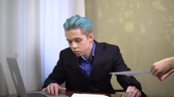 Geschäftsmann signiert Dokumente Büroangestellter, erfolgreicher junger Mann arbeitet Laptop — Stockvideo