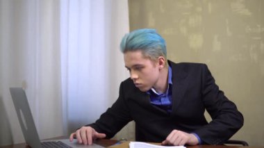 Ofis İşadamı Dizüstü bilgisayarını kullanarak Masada Oturuyor Projeyi Tamamlıyor ve Büyük Kazandı.