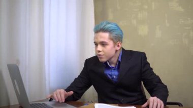 Mutlu iş adamı İyi haber dizüstü bilgisayar Başarılı jestler Silah Kutlamaları Yükseltir.