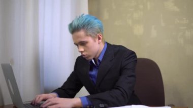 Yorgun ofis çalışanı gözlerini ovuşturuyor, ofiste tek eşli sıkı çalışıyor, kağıt kuaföründe çalışıyor.