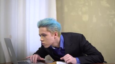 Genç bir ofis çalışanı, gözleri ovalayan bir empoze, görme sorunu var..