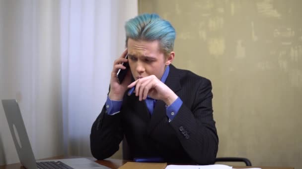 Jóvenes empresarios fumando iqos hablando por teléfono en el escritorio, trabajo de oficina — Vídeos de Stock