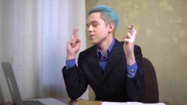 Genç ve mutlu iş adamı iyi haberler veriyor. El kol hareketi yapıyor. Kutlama yapılıyor.