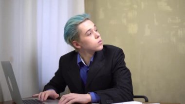 Genç bir ofis çalışanı, iş adamı iş arkadaşlarıyla konuşuyor, başını sallıyor.