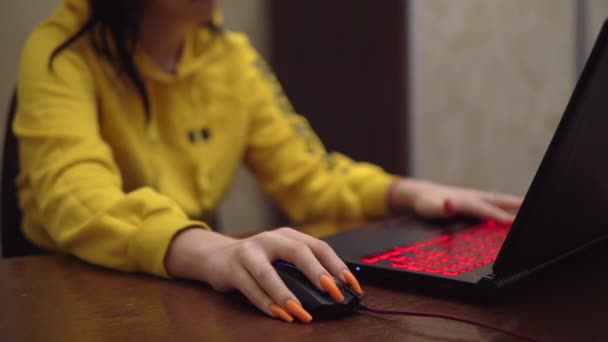 Gamer chica jugando videojuegos de ordenador, ordenador portátil de juegos, teclado de neón, utilizar el ratón — Vídeos de Stock
