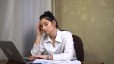 Hasta ve yorgun ofis çalışanı işte soğuk algınlığı geçiriyor. öksürük sıcaklığı