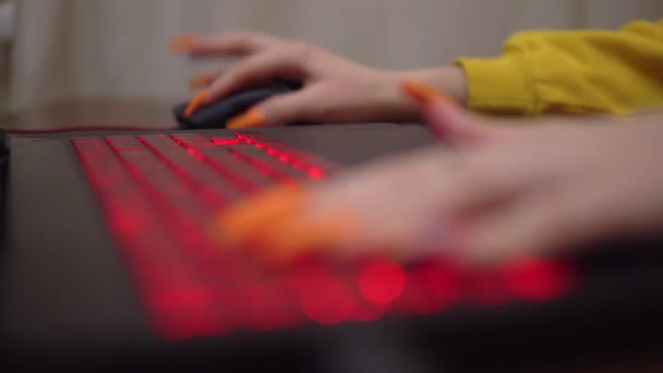 Menina Gamer Jogando Video Game no laptop Teclado Feminino Hacker mãos de perto — Vídeo de Stock