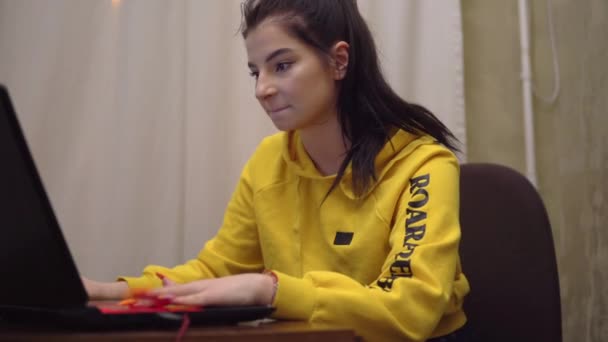 Menina Gamer bonita jogando jogo de vídeo on-line no laptop, jogo emocional — Vídeo de Stock