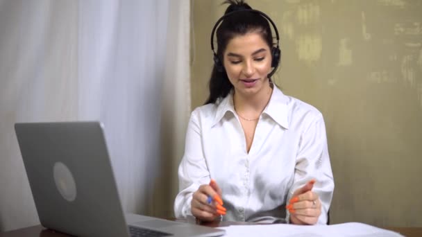 Agente de ventas mujer en auriculares respuestas llamadas entrantes hablar con el cliente, secretario — Vídeos de Stock