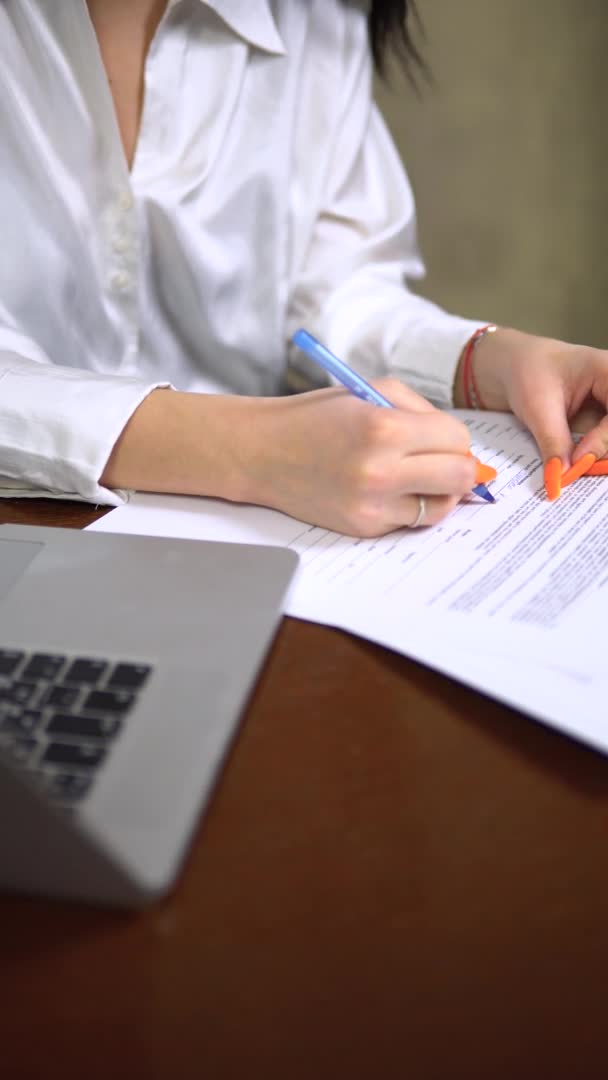 Oficinista verificando firmando llenando documentos rellena formularios gerente — Vídeo de stock