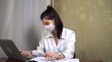 Sağlık maskeli ofis çalışanı, hasta ofis çalışanı sekreteri karantina