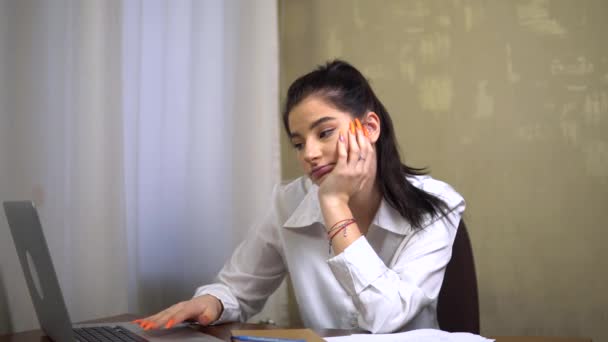 Молодой зануда, сонный работник, смотрит на ноутбук, зевает ленивая секретарша, офис — стоковое видео