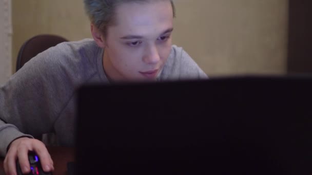 Jovem jogador jogando videogame online, laptop de jogos, computador, cabelo de cor azul — Vídeo de Stock