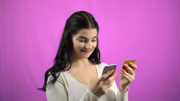 Jovem mulher feliz fazendo pagamento de cartão através de telefone celular compra on-line — Vídeo de Stock