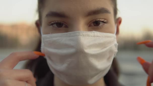 Жінка знімає маску і починає дихати порожньою міською зоною вуличний карантин ковінь-19 — стокове відео