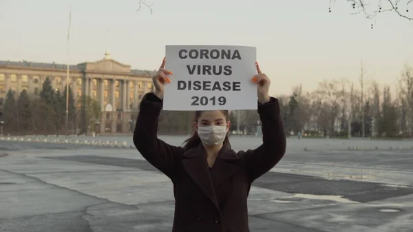 Sokakta Coronavirus işareti tutan kız boş alan karantinası ıssız şehir alanı