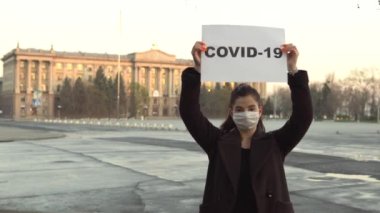 Korumacı tıbbi maskeli genç bayan öğrenci COVID-19 posteri, salgın