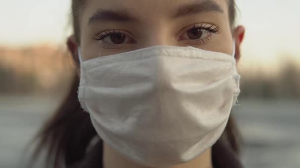 Jovem estudante mulher máscara protetora rua. N1H1 coronavírus, pandemia na China — Vídeo de Stock