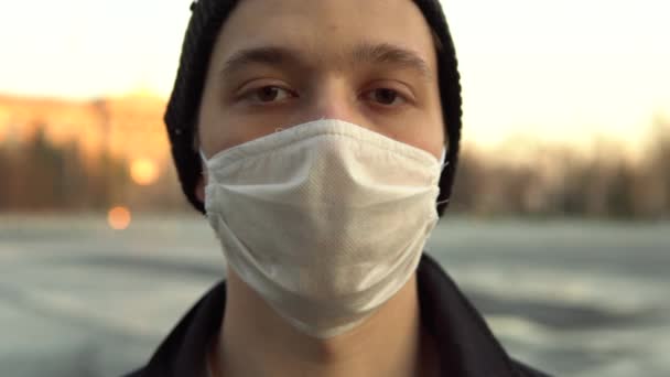 Jovem em máscara protetora de perto, retrato — Vídeo de Stock