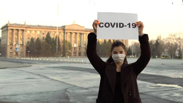 Korumacı tıbbi maskeli genç bayan öğrenci COVID-19 posteri, salgın